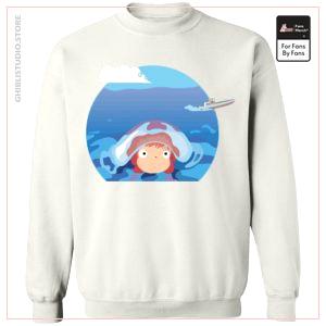 Ponyo in ihrem ersten Reise-Sweatshirt